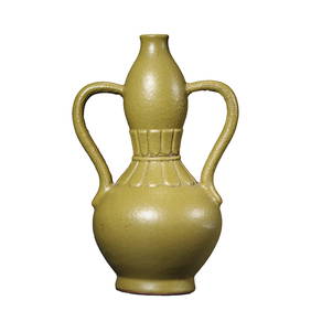 A CHINESE TEA-DUST GLAZED GOURD VASE WITH RIBBON HANDLES, MARKED "DA QING QIANLONG NIAN ZHI" (1 of 3)