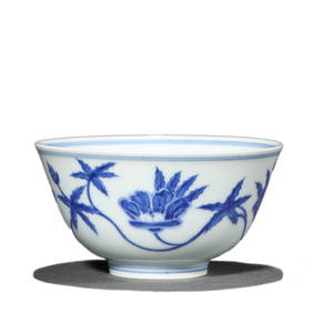 A CHINESE BLUE AND WHITE FLORAL CUP, MARKED "DA MING CHENGHUA NIAN ZHI" (1 of 4)