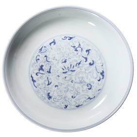 A CHINESE BLUE AND WHITE DISH WITH SCROLLING FLORAL DESIGN IN LIGHT OUTLINE STYLE, MARKED "DA QING (1 of 3)