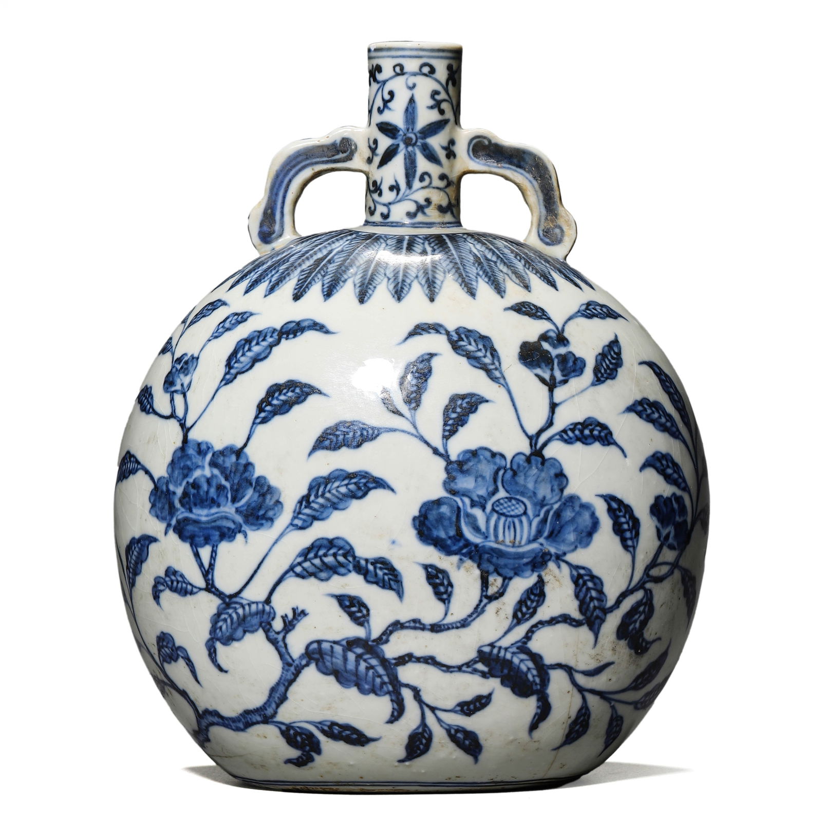 A CHINESE BLUE AND WHITE MOON FLASK WITH FLORAL DESIGN, POSSIBLY MING DYNASTY, 16TH CENTURY.: A CHINESE BLUE AND WHITE MOON FLASK WITH FLORAL DESIGN, POSSIBLY MING DYNASTY, 16TH CENTURY. Dimensions:Height: 10 1/4 in. (26 cm) ALL ITEMS SOLD AS IS, NO RETURNS Condition: Any statement made in