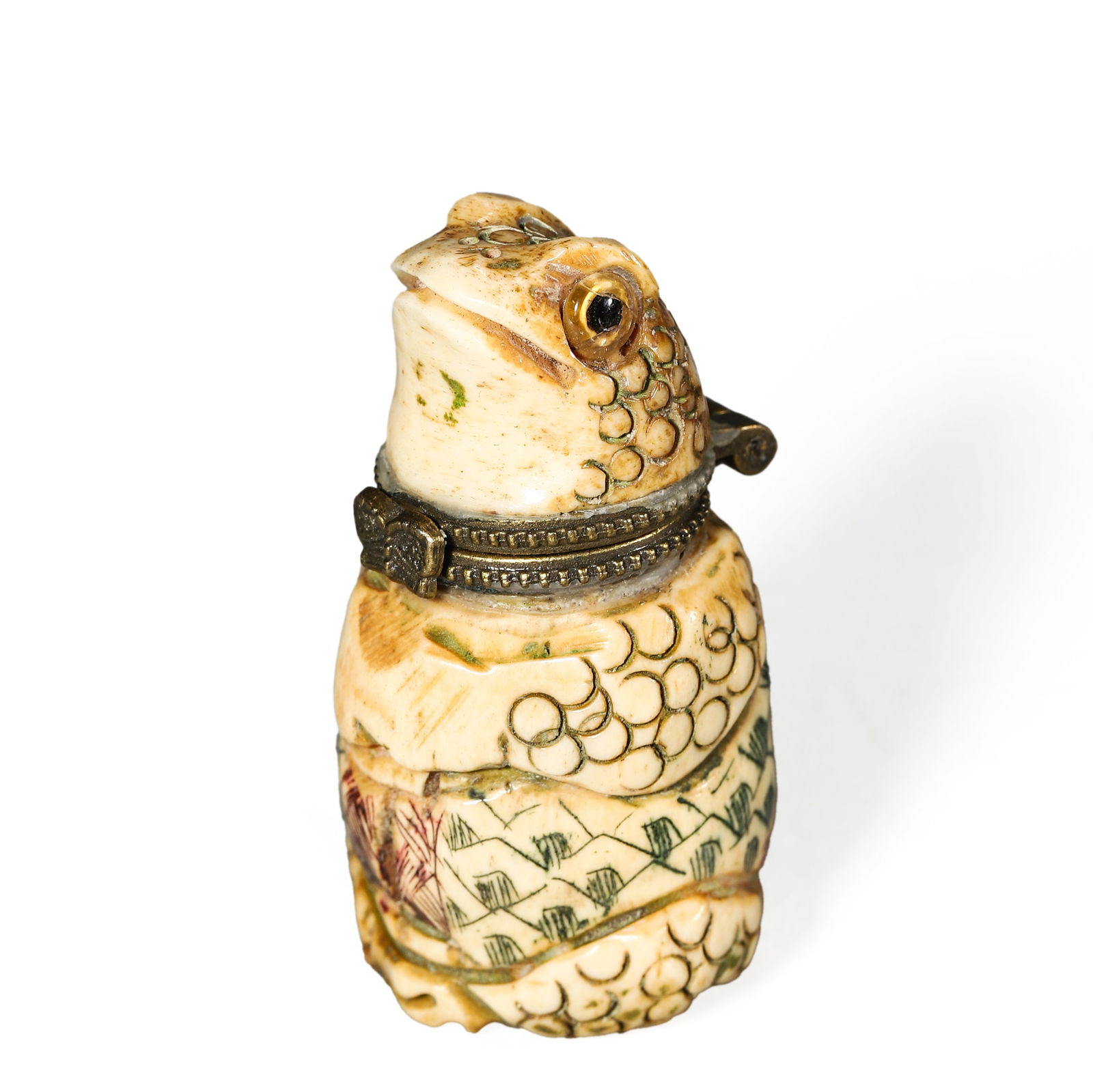 A CHINESE CARVED BONE BOX WITH GOLDEN TOAD DESIGN.: Height: 1 7/8 in. (4.7 cm)