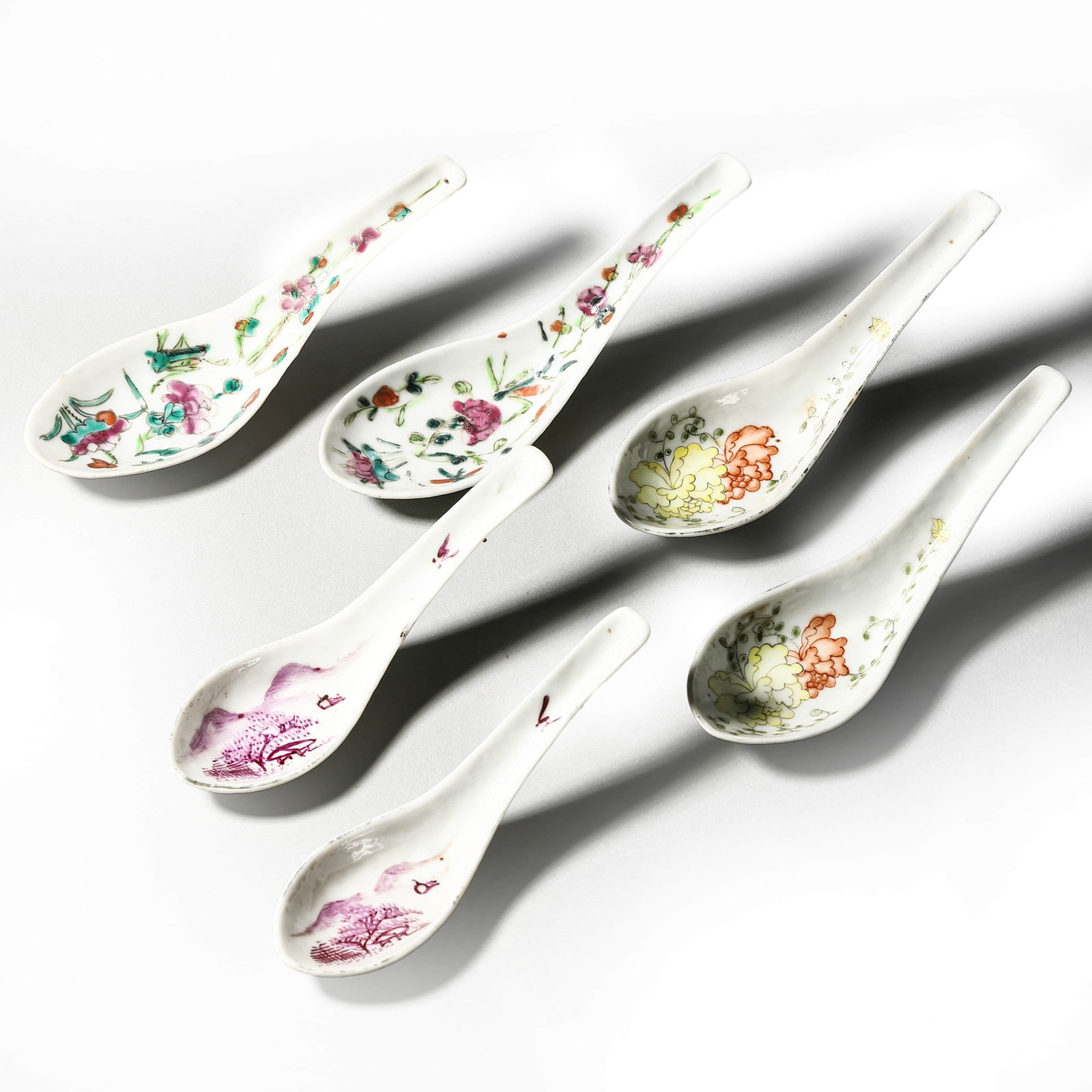 A SET OF SIX CHINESE PORCELAIN SPOONS.: Length: 5 5/16 in. (13.5 cm)