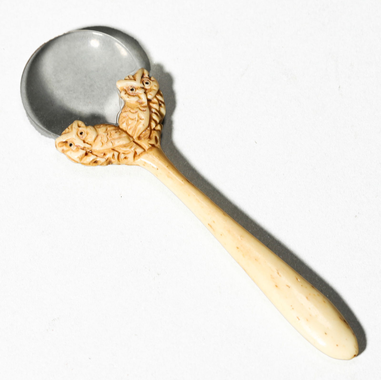 A CHINESE CARVED BONE MAGNIFYING GLASS WITH HANDLE.: Length: 3 11/16 in. (9.3 cm)