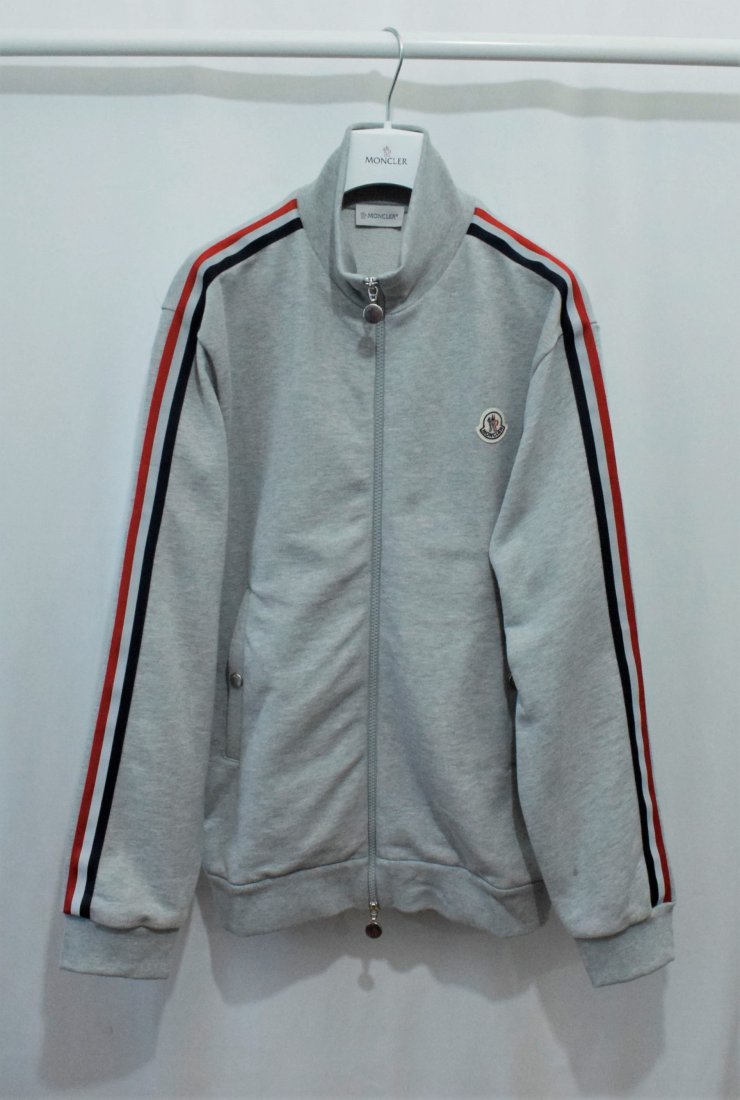 Moncler ZIPPED SWEATSHIRT: Moncler Zipped sweatshirt Badge Logo Brand: Moncler Style:SWEATSHIRT Color: GRAY Gender: Men Size: XL Size Type: Regular Type: SWEATSHIRT A: Mint condition, like new The IDESIGN Guarantee:All items in