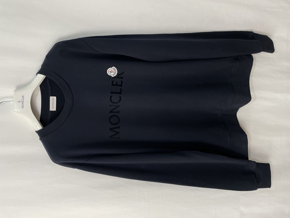 Moncler Sweatshirt logo: Moncler Sweatshirt logo Brand: Moncler Style: SWEATSHIRT Color: NAVY Gender: Men Size: XL Size Type: Regular Type: SWEATSHIRT A: Mint condition, like new The IDESIGN Guarantee:All items in this auctio