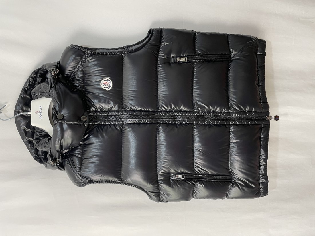 Moncler Down VEST Jacket: Moncler Down VEST Brand: Moncler Style:VEST Color: BLACK Gender: MAN Size:3 Size Type: Regular Type: VEST A: Mint condition, like new The IDESIGN Guarantee:All items in this auction are guaranteed to