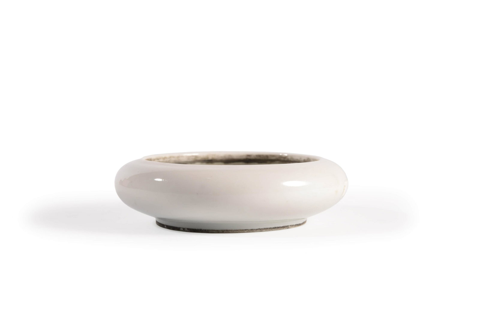 A white glaze water pot: H:2.8CM D.:10CM