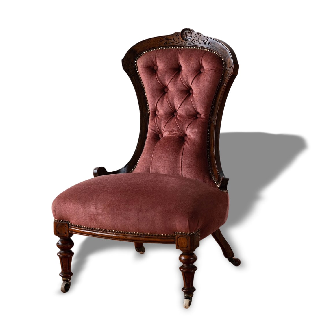 1930S BRITISH ANTIQUE ARMCHAIR: 82 cm x 60 cm x 57 cm (32 1/4 in x 23 5/8 in x 22 1/2 in) This is a 1930s British antique armchair featuring a classic button-tufted backrest, showcasing a vintage and elegant style. The chair frame i