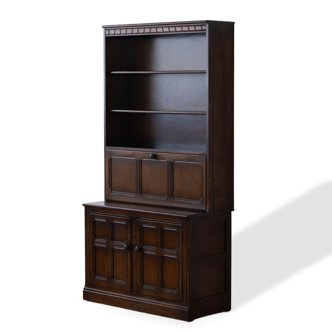 1960S ERCOL WOODEN BOOKSHELF: A 1960s Ercol wooden bookcase, measuring 98x50x196 cm (38 5/8 x 19 5/8 x 77 1/8 inches), in complete condition.