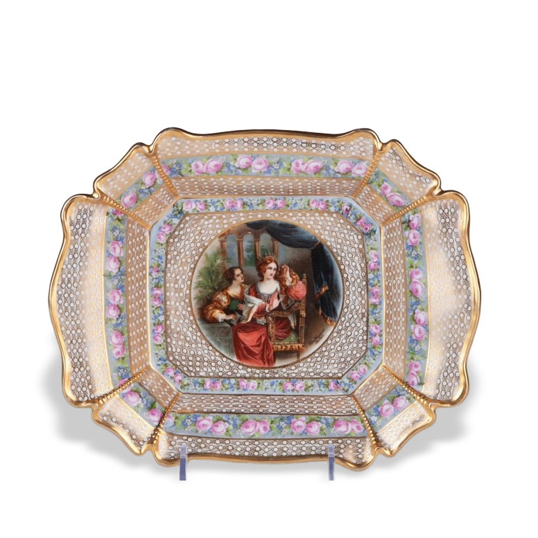 BAROQUE COURT-STYLE DECORATIVE PLATE/FRUIT PLATE WITH A PORTRAIT OF AN ARISTOCRATIC YOUNG LADY: Early 20th century, material: porcelain and gold, dimensions: 27.5 x 21.5 x 4.5 cm (10.8 x 8.5 x 1.8 in)