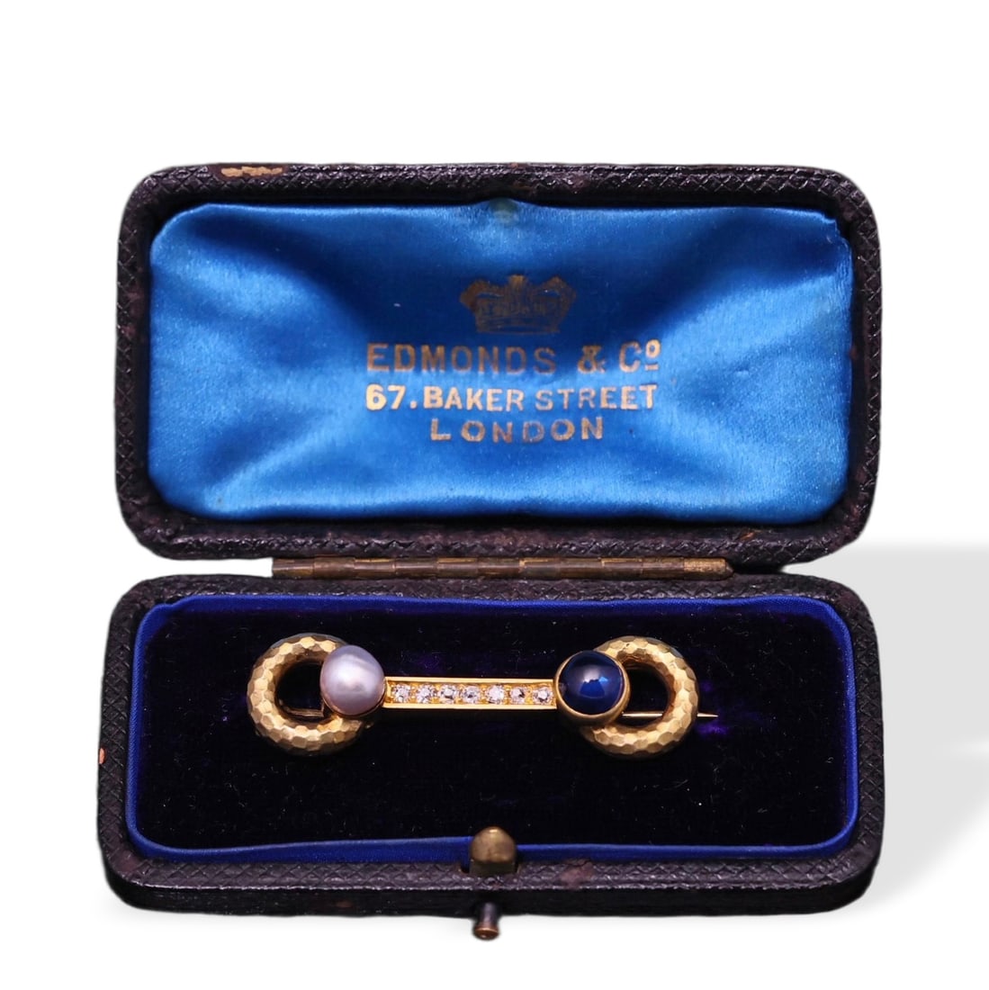 EDWARDIAN PERIOD EDMONDS & CO 18K GOLD, SAPPHIRE AND NATURAL PEARL BAR BROOCH: No-heat royal blue sapphire approx. 1 ct + 6 mm grey natural pearl; length: 4 cm (1 9/16 in)