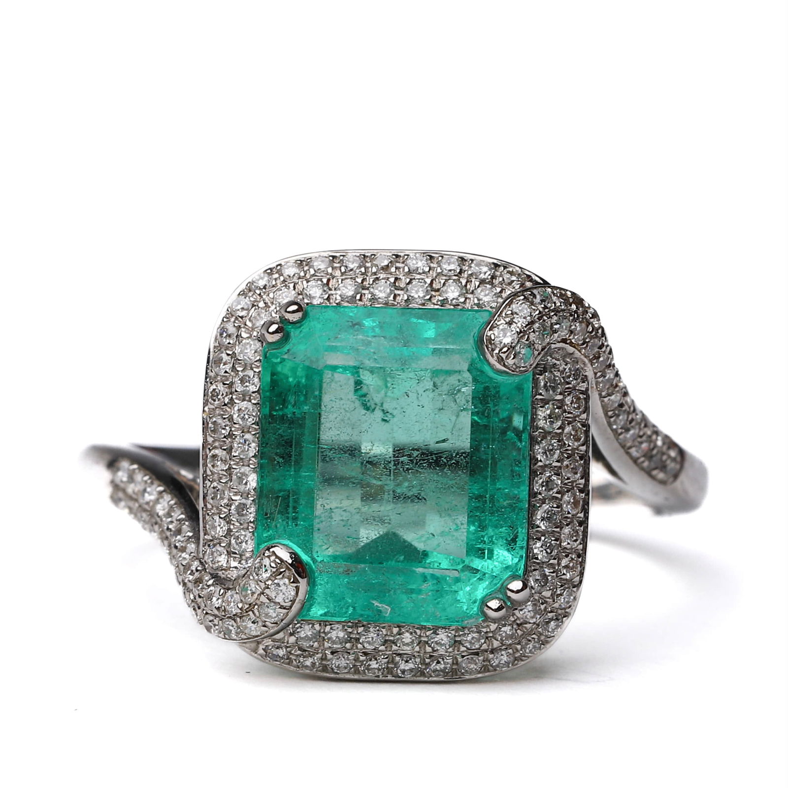 RETRO PERIOD ITALIAN 18K GOLD COLOMBIAN EMERALD AND DIAMOND RING: Description: A luxurious Retro period ring, handcrafted in 18K gold, featuring a 3.6-carat Colombian emerald as its centerpiece, surrounded by 1.4 carats of brilliant-cut diamonds. The elegant and nob