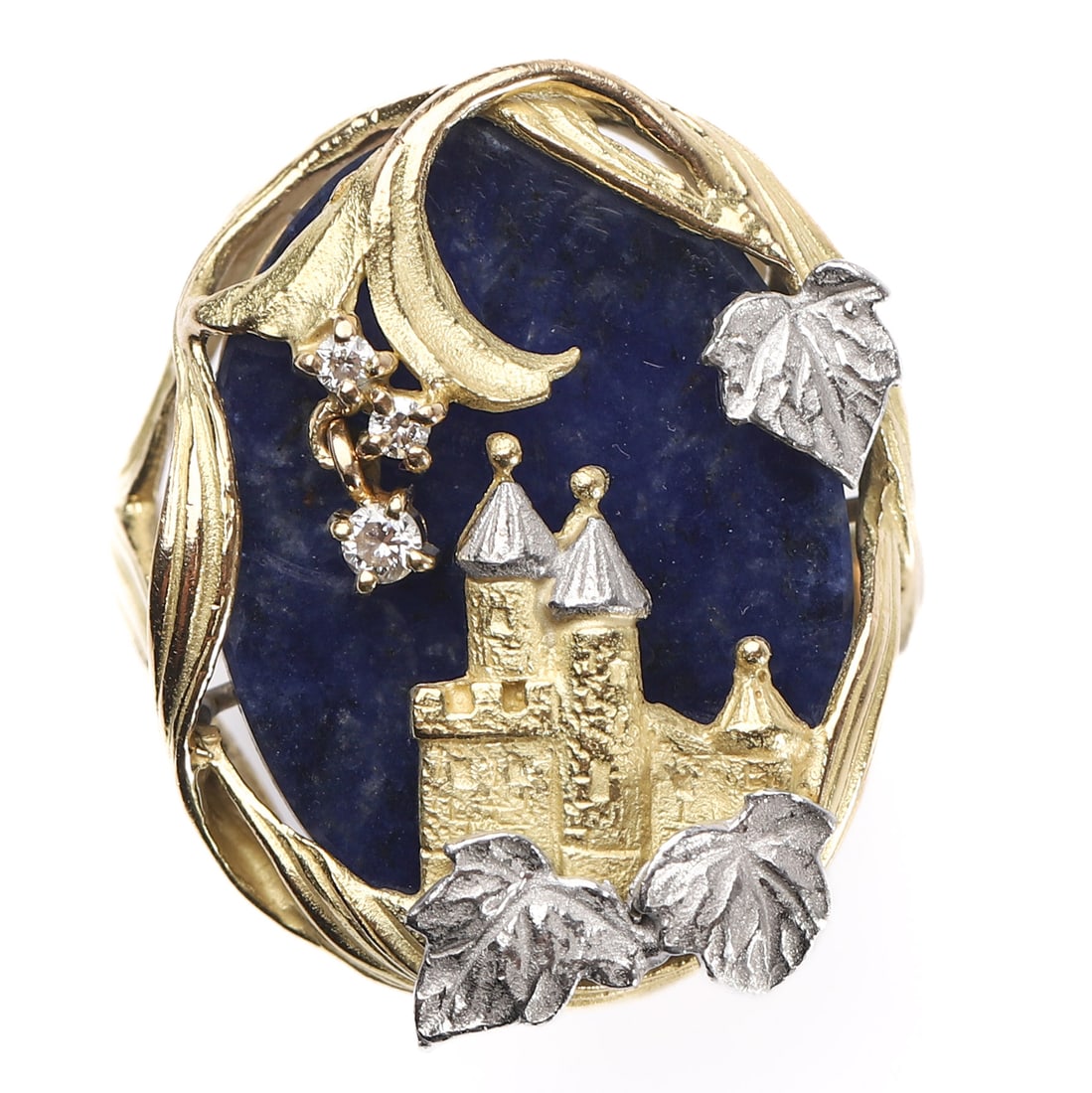 A 900 GOLD AND ENAMEL RING WITH CASTLE MOTIF, WITH DIAMOND ACCENTS: Dimensions: Inner diameter: 16.4 mm; ring face: 22.5 × 18.4 mm; weight: 8.5 g Description:?This finely crafted ring features an elaborate castle motif against a deep blue enamel ground, framed by nat