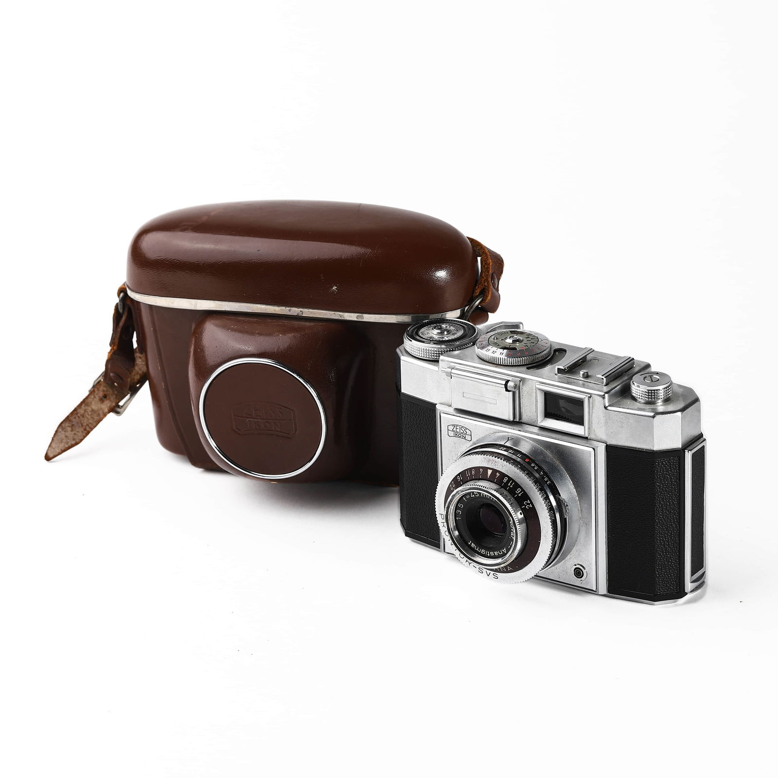 ZEISS IKON CONTINA PRONTOR-SVS CAMERA WITH CASE: Dimensions: Length: 4 15/16 in. (12.5 cm), Height: 3 1/8 in. (8 cm) Description: This is a vintage Zeiss Ikon Contina camera equipped with a Novar-Anastigmat 45mm f/3.5 lens and a Prontor-SVS shutter.