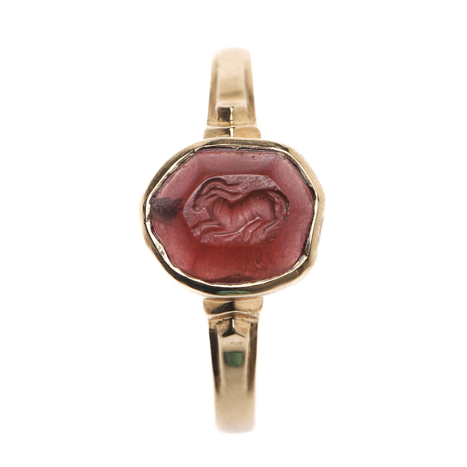 A GOLD RING WITH CARNELIAN INTAGLIO (1 of 5)