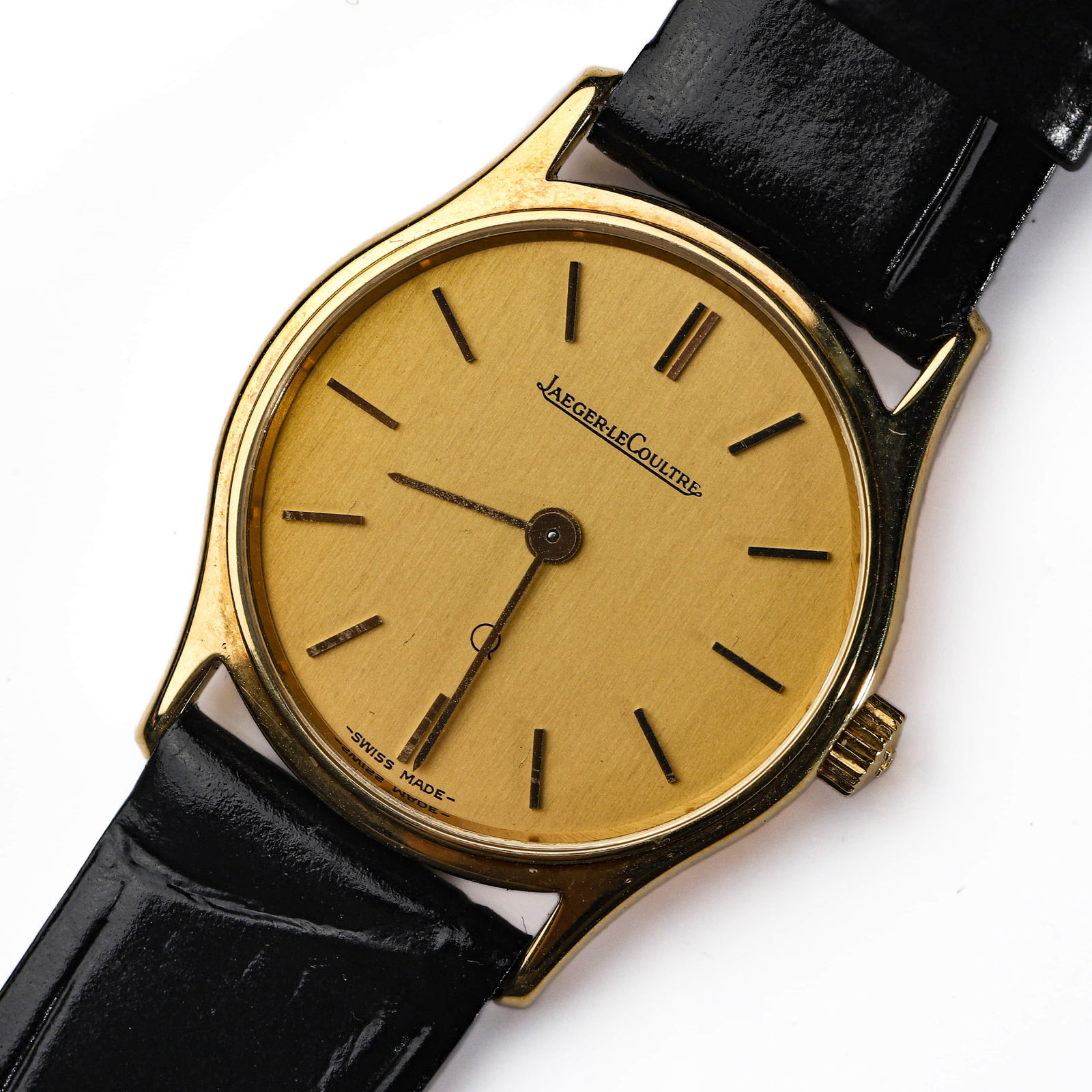 AEGER-LECOULTRE GOLD MANUAL-WIND WRISTWATCH: Dimensions Case diameter: 1 in. (25.5 mm); overall length approx. 8 15/32 in. (21.5 cm). Description An elegant Jaeger-LeCoultre wristwatch, featuring a brushed champagne-gold dial signed Jaeger-LeCou