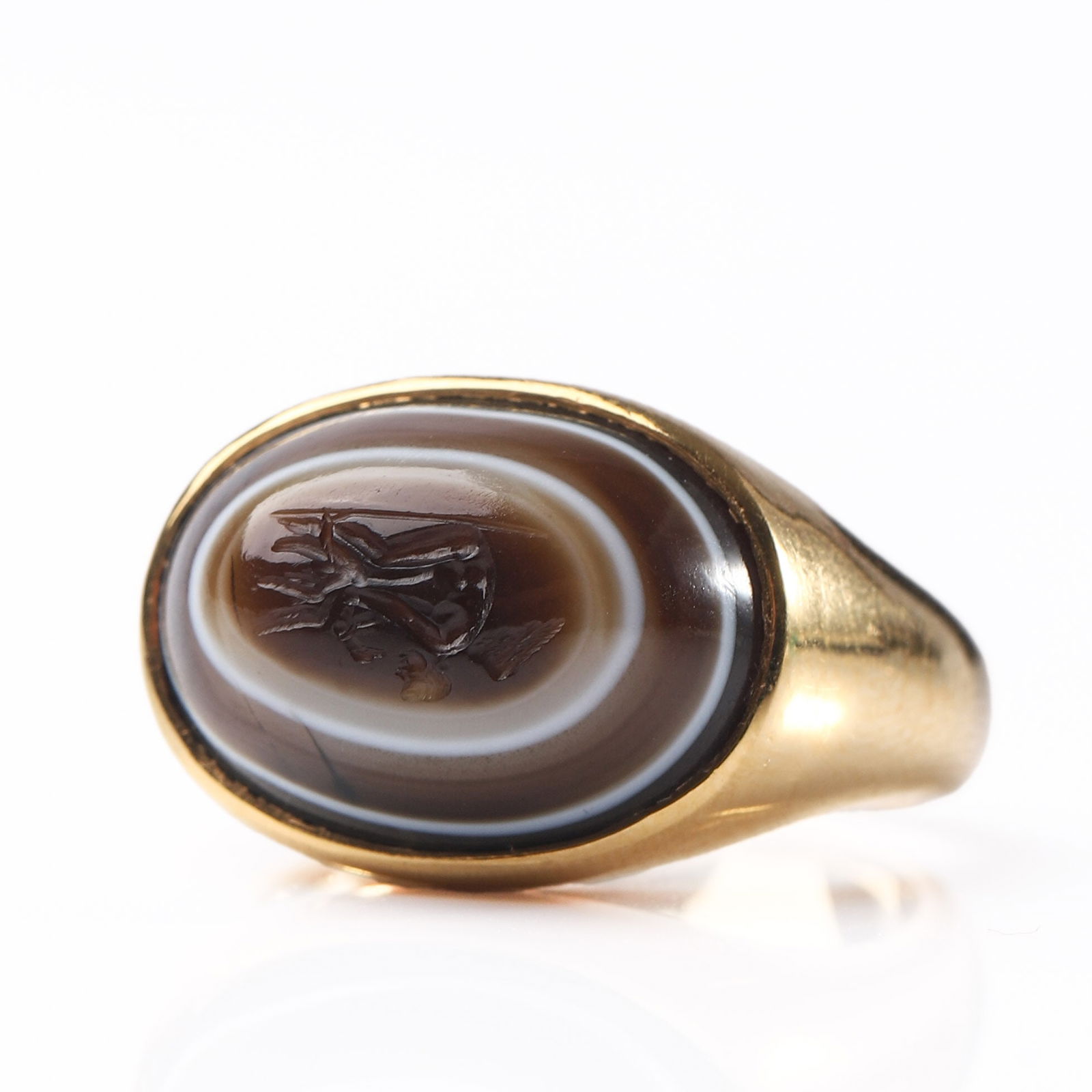 A 22K GOLD RING SET WITH BANDED AGATE. (1 of 5)
