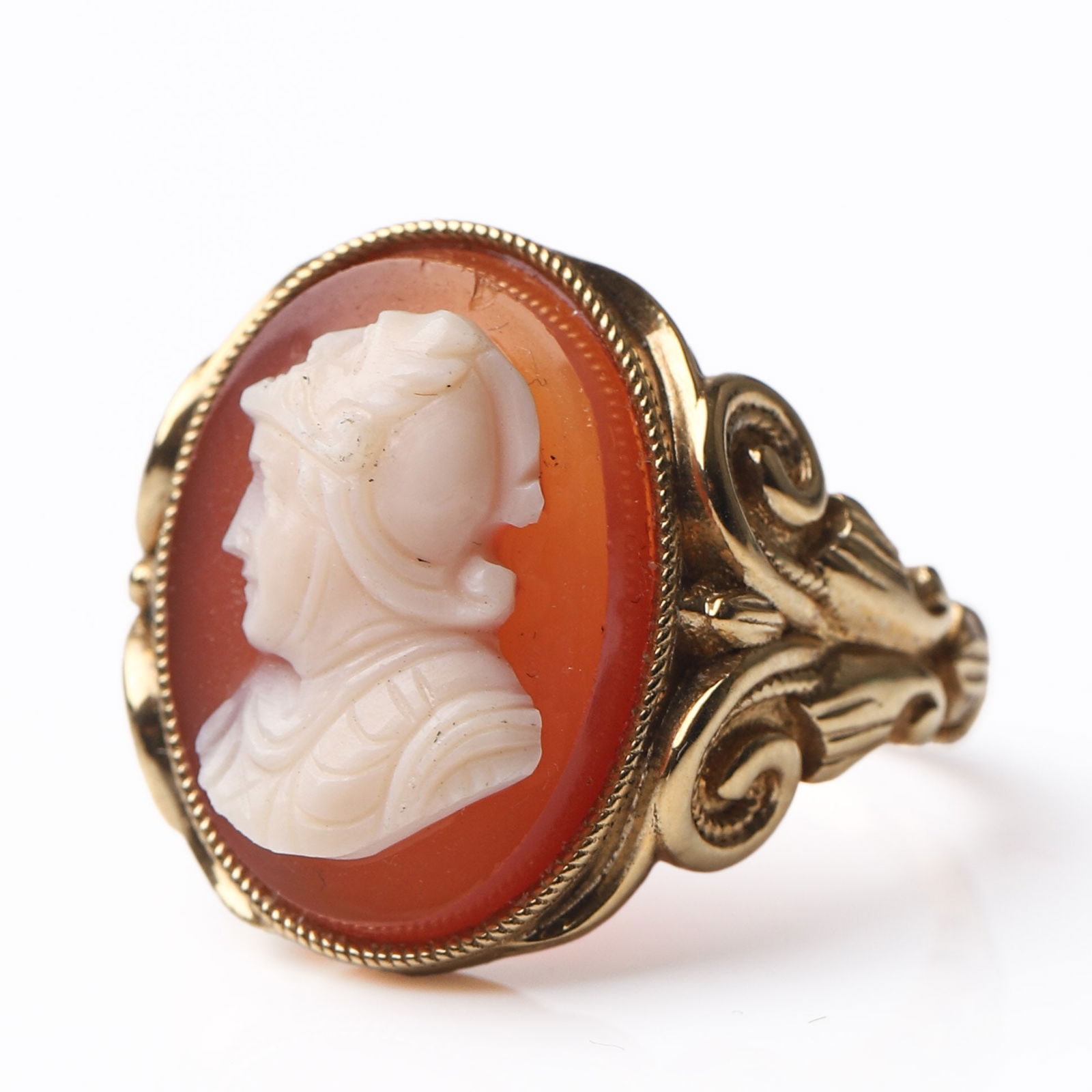 A GOLD RING WITH CARNELIAN CAMEO OF A CLASSICAL WARRIOR (1 of 5)