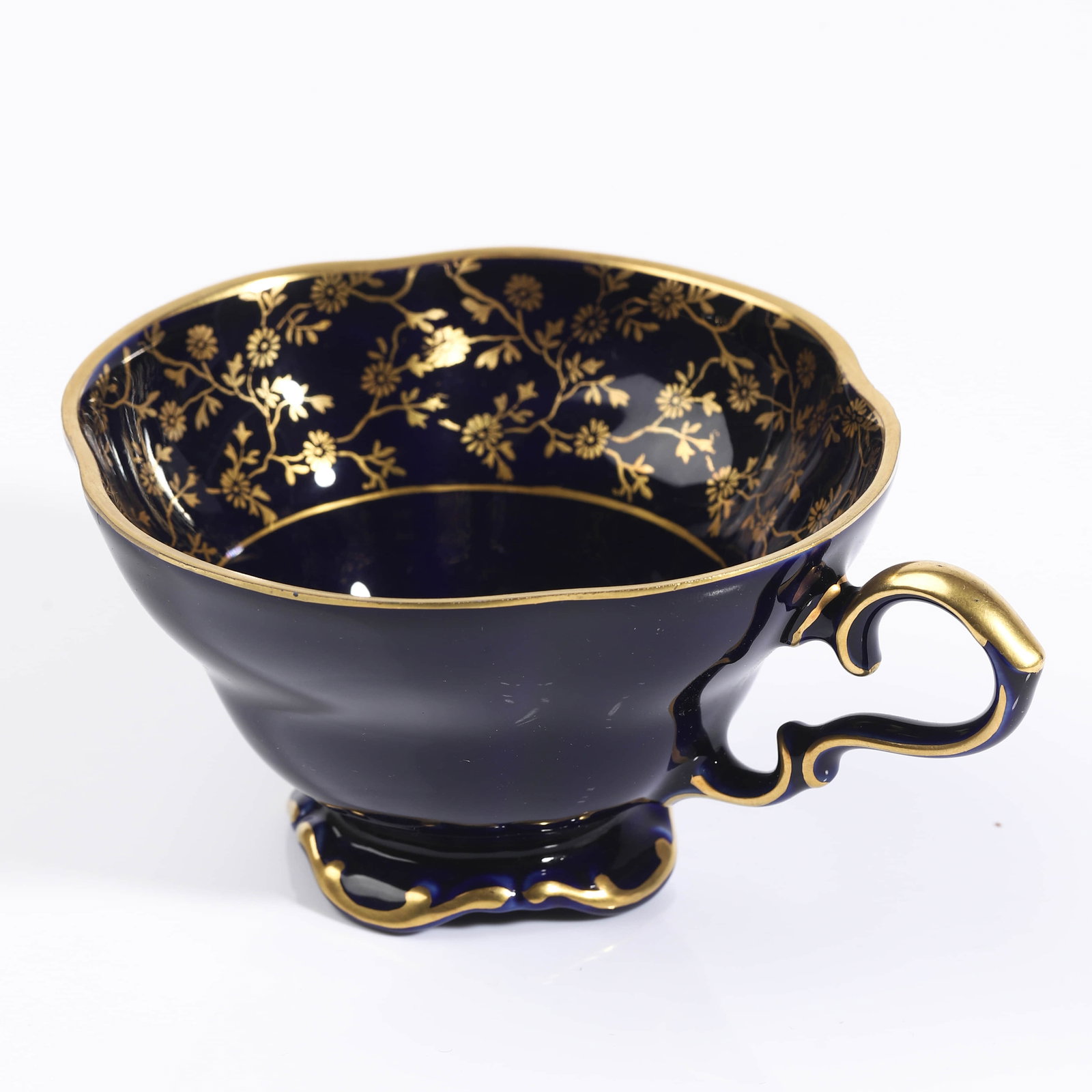 A BAVARIAN COBALT-GILT PORCELAIN CUP AND SAUCER SET - 7