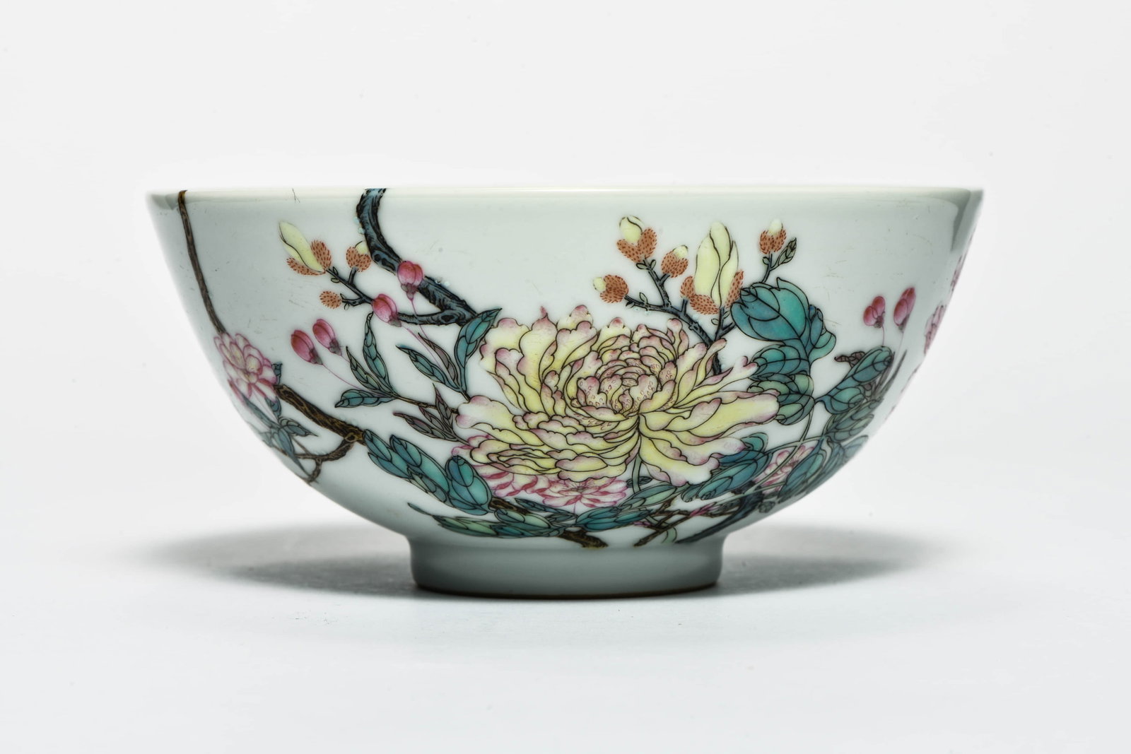 A FAMILLE ROSE 'PEONY, TWIN BUTTERFLIES AND FLOWERS' BOWL: A FAMILLE ROSE 'PEONY, TWIN BUTTERFLIES AND FLOWERS' BOWL Description: Diameter: 14.5 cm Height: 6.5 cm