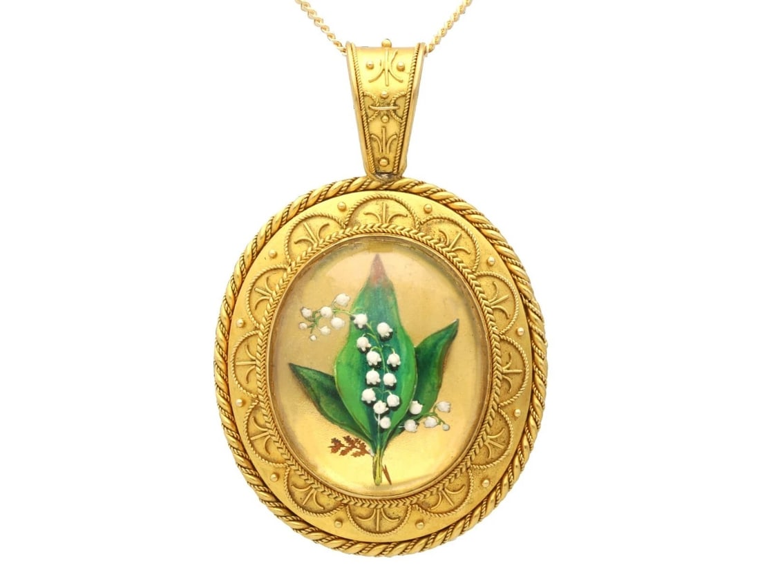 GOLD-TONE GREEN STONE PENDANT BROOCH: GOLD-TONE GREEN STONE PENDANT BROOCH Description: An oval gold-tone pendant-brooch centered by a green cabochon or polished stone within a textured and openwork frame, fitted with both pendant suspens