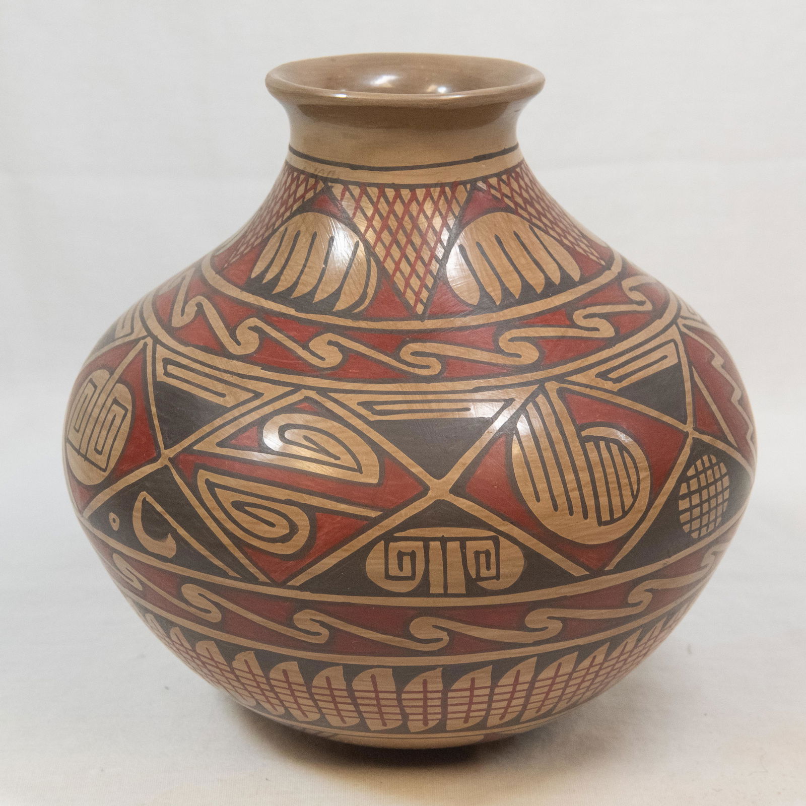 Daniel Gonzalez Mata Ortiz Polychrome Pottery Vessel (1 of 10)