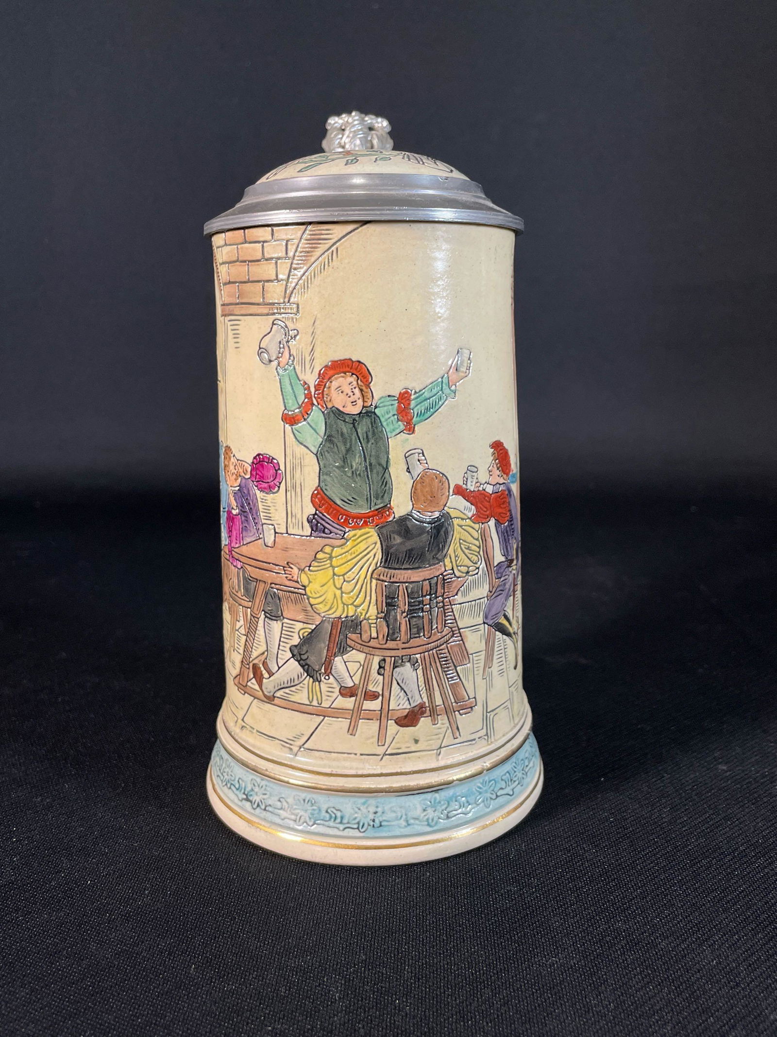 1/2 L Beer Stein Depicting a Pub Scene (1 of 6)