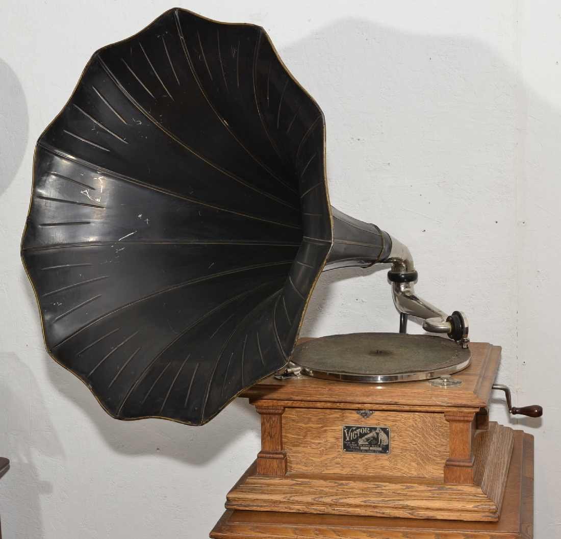 VICTOR VIC. V PHONOGRAPH, SN 30468 W/ 11 PANEL MET: VICTOR VIC. V PHONOGRAPH, SN 30468 W/ 11 PANEL METAL MORNING GLORY HORN W/ NIPPER VICTOR TALKING MACHINE DECAL. HORN 23 3/4" ACROSS MOUTH, W/ EXHIBITION REPRODUCER, RAN & PLAYED WHEN TESTED