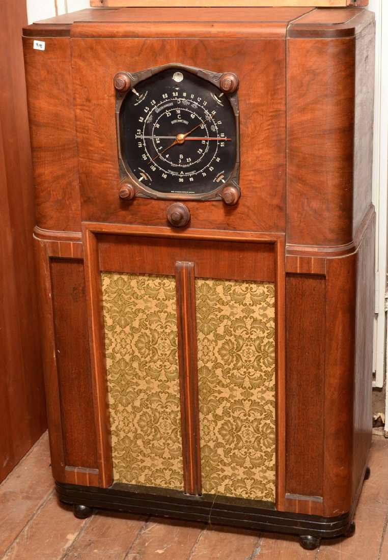ZENITH 12 TUBE BLACK DIAL RADIO, COMPLETE EXCEPT F: ZENITH 12 TUBE BLACK DIAL RADIO, COMPLETE EXCEPT FOR DIAL GLASS, SPEAKER, TUNING BELT, & AC CORD W / 4 ORIG ZENITH KNOBS, NEEDS TLC