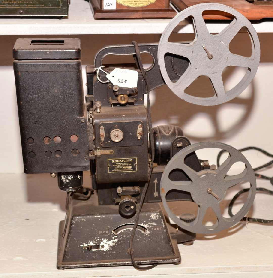 VINTAGE KODASCOPE FILM PROJECTOR, ELECTRIC, SN 915: VINTAGE KODASCOPE FILM PROJECTOR, ELECTRIC, SN 9150