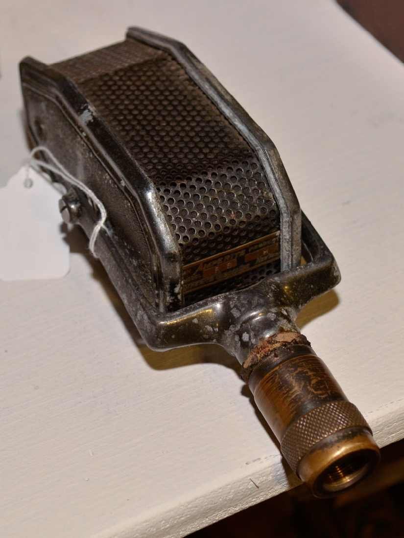 RIBBON VELOCITY BROADCAST MICROPHONE, "AMPERITE PR: RIBBON VELOCITY BROADCAST MICROPHONE, "AMPERITE PRODUCT MODEL RB H", WORKING COND UNKNOWN, c. 1930'S, NO CORD