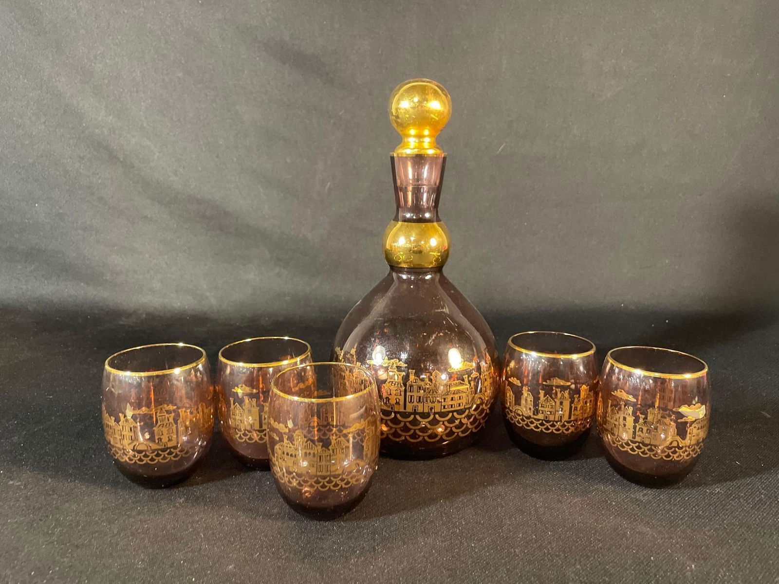 Murano glass decanter set, which includes a decanter and six matching glasses (1 of 3)