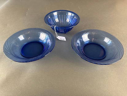 Hazel atlas depression blue bowl, 2 pyrex bowls: 1 bowl 6", 2 bowls 7 1/2"  Low Estimate: 10.00 High Estimate: 20.00