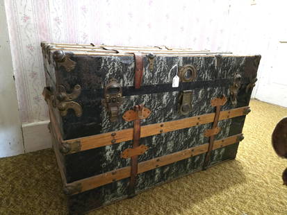 Large steamer trunk: 36" x 24"  Low Estimate: 20.00 High Estimate: 50.00