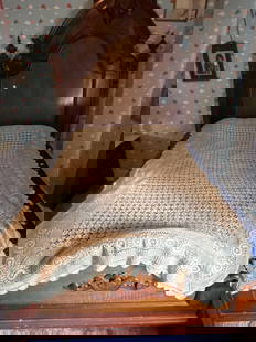 Finest crocheted table cloth possible in perfect condition: 54" x 80"  Low Estimate: 50.00 High Estimate: 150.00