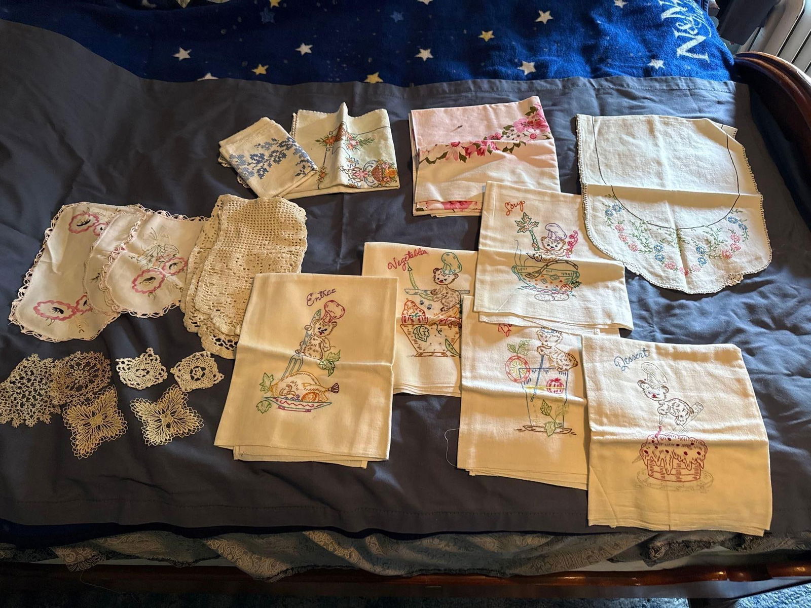 Bag of embroidered tea towels and misc. one week all matching towels: Bag of embroidered tea towels and misc. one week all matching towels Low Estimate: 10.00 High Estimate: 20.00