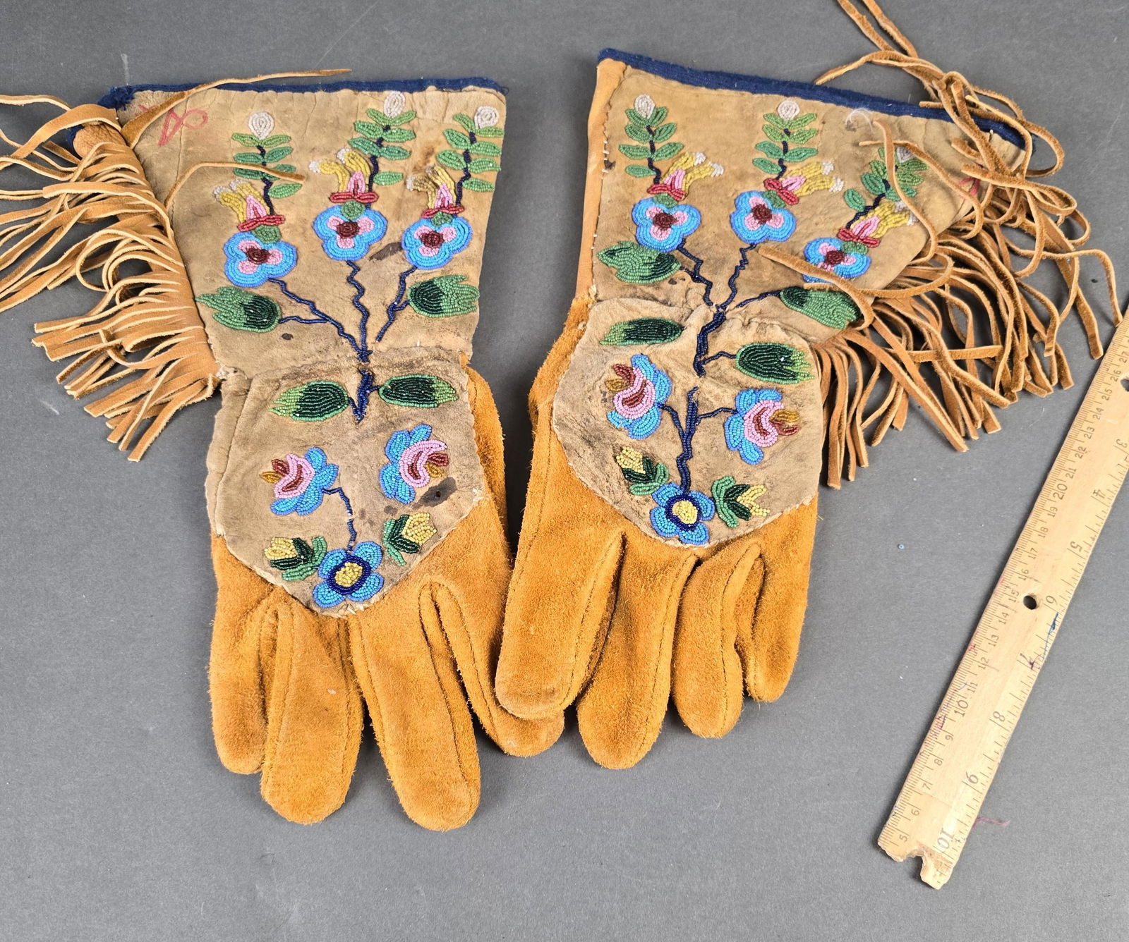 Beaded Native American gauntlet gloves (1 of 2)