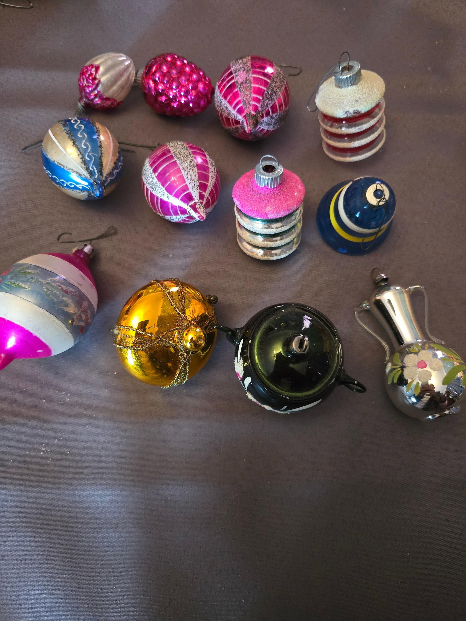 (12) glass ornaments: (12) glass ornaments Low Estimate: 5.00 High Estimate: 20.00