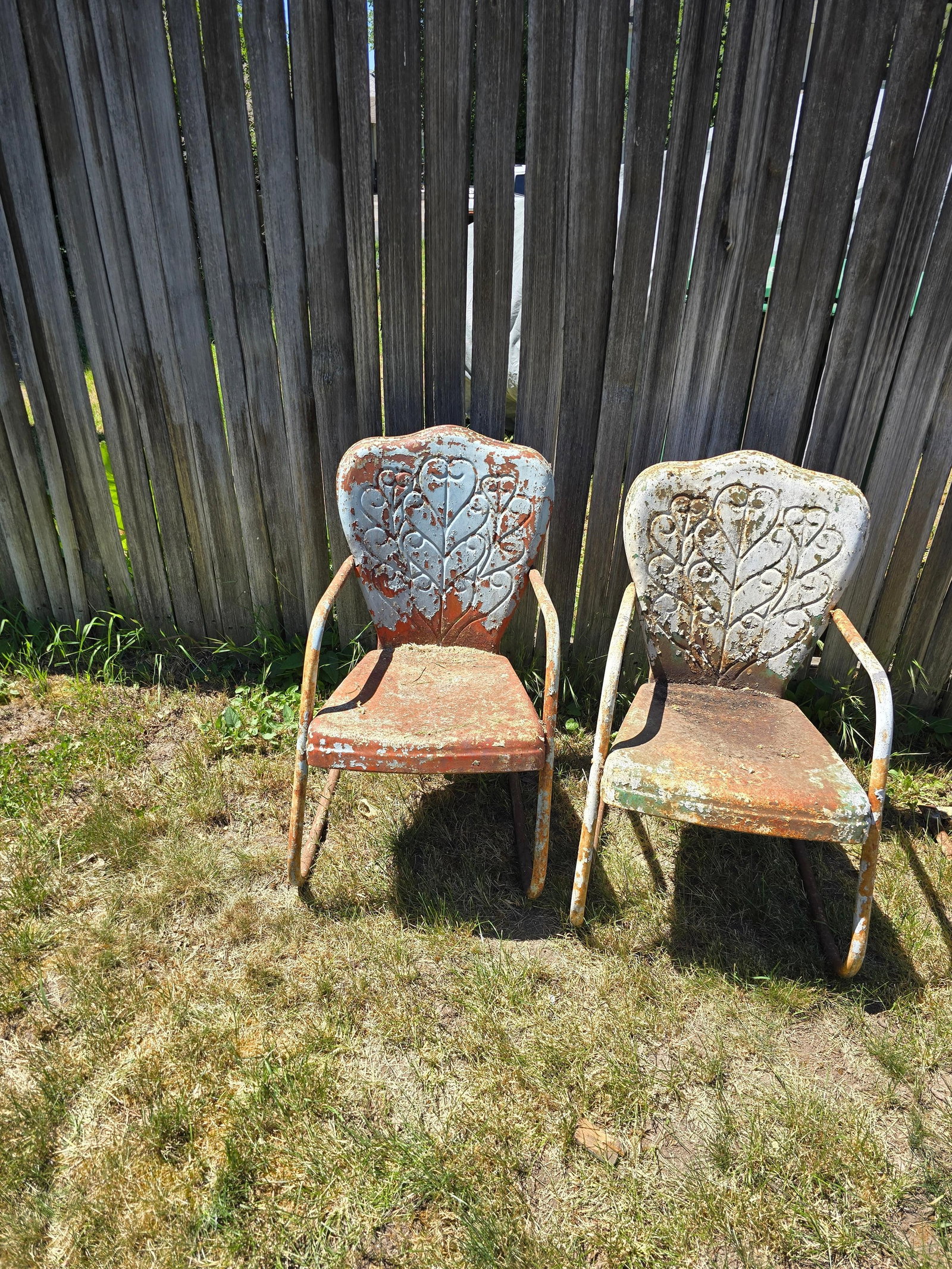 (4) 1950's outside metal lawn chairs, see photo's: (4) 1950's outside metal lawn chairs, see photo's Low Estimate: 20.00 High Estimate: 80.00