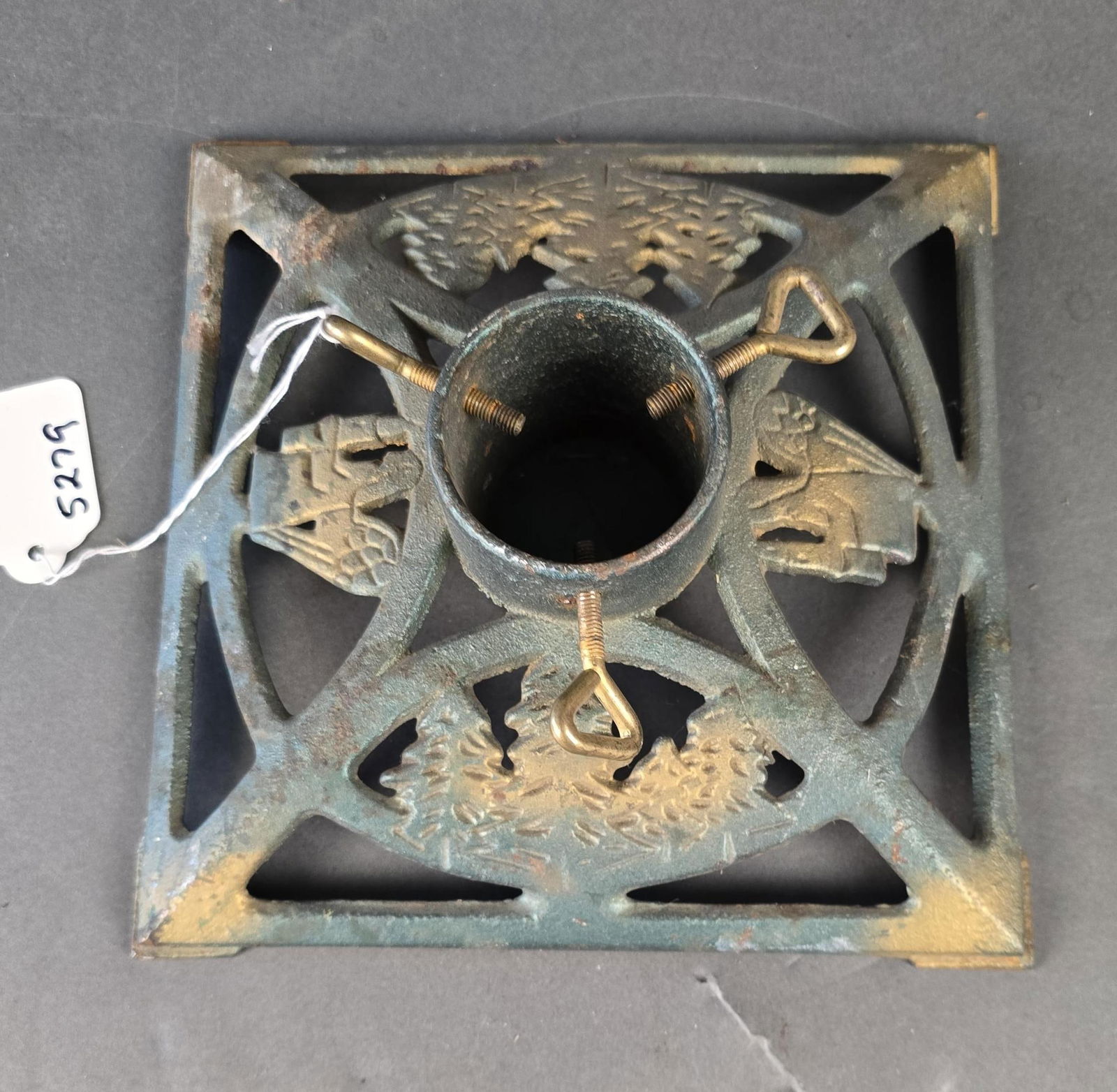 1900 Cast iron Christmas tree stand (1 of 2)