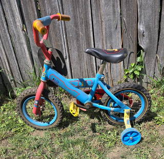 Child's Thomas bike w training wheels: Child's Thomas bike w training wheels  Low Estimate: 5.00 High Estimate: 10.00