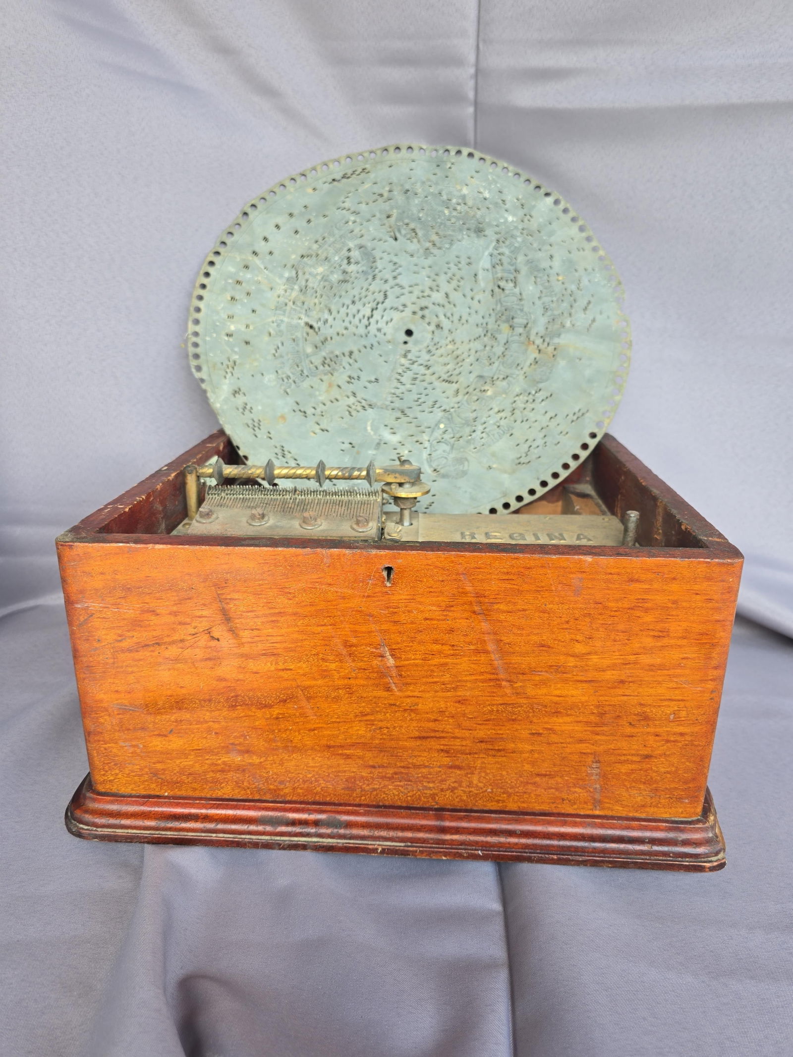 Reginaphone Music Box Missing Lid (1 of 2)