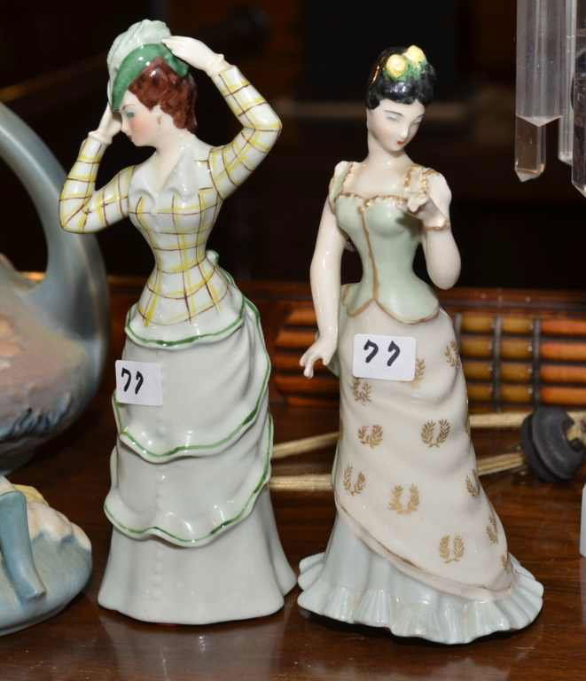 (2) UNMARKED FIGURINES, 8 1/2" TALL, FINGER MISSING: (2) UNMARKED FIGURINES, 8 1/2" TALL, FINGER MISSING