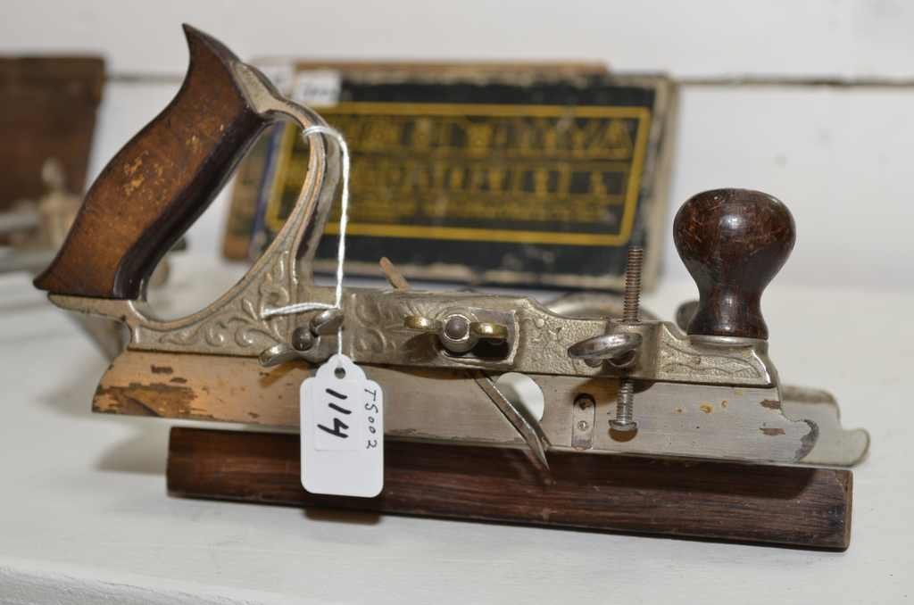 NO. 46 STANLEY SKEW CUTTER COMBINATION PLANE. ADJUSTABL: NO. 46 STANLEY SKEW CUTTER COMBINATION PLANE. ADJUSTABLE FENCE & DEPTH STOP. CAST IRON W/ ROSEWOOD HANDLES & FENCE. MANUFACTURED 1873 TO 1942. 10 1/2" LONG. (B)