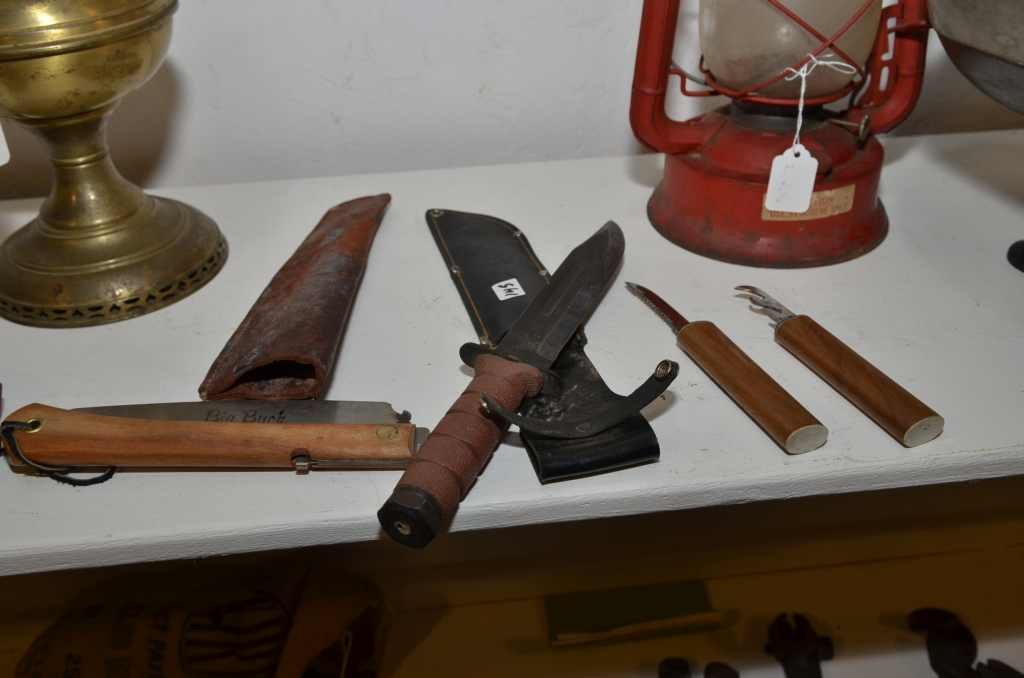 (3) KNIVES INCLUDING: ONE HUNTING KNIFE W/ SHEATH, KNIF: (3) KNIVES INCLUDING: ONE HUNTING KNIFE W/ SHEATH, KNIFE IN WOOD CASE, & BIG BUCK