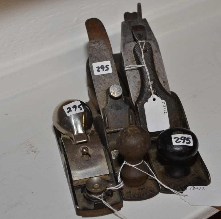 (3) STANLEY PLANES. ONE W/ DAMAGED HANDLE. 9 1/2" X 1 1: (3) STANLEY PLANES. ONE W/ DAMAGED HANDLE. 9 1/2" X 1 1/8", ONE NO. 5 UNMARKED PLANE. 13 3/8" X 2", ONE UNMARKED BLOCK PLANE . 7" X 1 1/2"