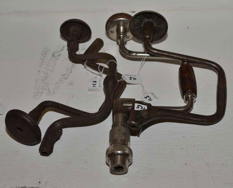 (4) BIT BRACES. ONE UNMARKED W/ WOOD HANDLES, ONE CAST : (4) BIT BRACES. ONE UNMARKED W/ WOOD HANDLES, ONE CAST IRON BIT BRACE, TWO UNMARKED