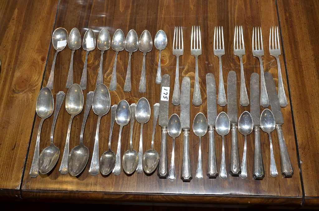34 PIECE SET GORHAM "FAIRFAX" STERLING SILVER FLATWARE: 34 PIECE SET GORHAM "FAIRFAX" STERLING SILVER FLATWARE BY GORHAM. FAIRFAX PATTERN, INCLUDES SPOONS, FORKS, TABLE KNIVES, & TEA SPOONS. 5 SPOONS ARE OF A CLOSE BUT DIFFERENT PATTERN. 27.27 TROY OZ., 6