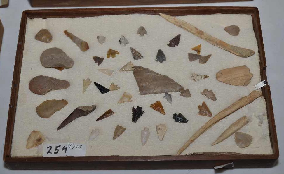 44 COLUMBIA RIVER ARROWHEADS, AWLS, SCRAPERS, & OTHER: 44 COLUMBIA RIVER ARROWHEADS, AWLS, SCRAPERS, & OTHER STONE ARTIFACTS. LONGEST 5". SOME DAMAGED POINTS. NO GLASS IN FRAME.