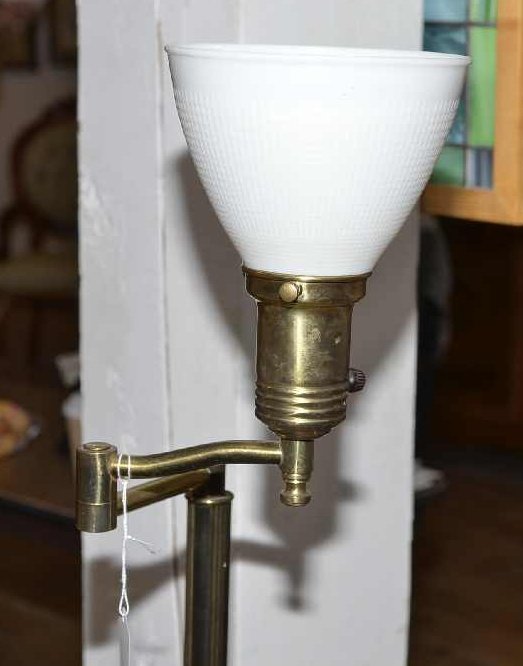 SINGLE BULB BRASS FLOOR LAMP.: SINGLE BULB BRASS FLOOR LAMP.